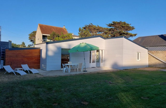 Pretty gîte 50m from a beautiful sandy beach facing Jersey