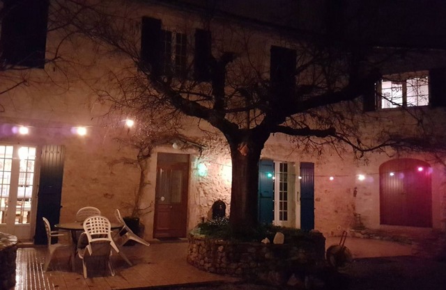 Pretty restored farmhouse in an old wine farm between Uzes and Nîmes