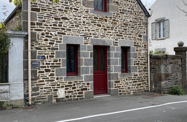 Pretty town house ideally located 5 minutes' walk from the station.