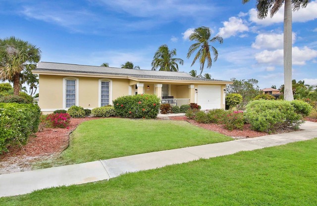 Prime location! Family/pet friendly, private pool, lanai, dock, boat lift &more.