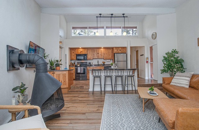 Prime Peak 8 Condo, Minutes to Mountain & Main St.