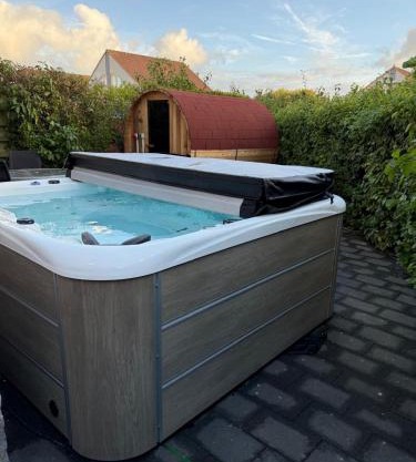 Privé wellness Zen aan zee met jacuzzi barrelsauna en infraroodsauna