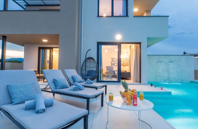 Privat Villa with Infinity Pool and Sea View