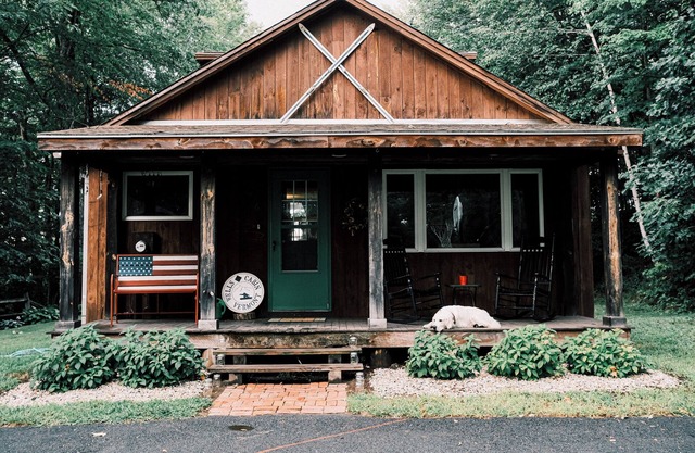 Private 3-bedroom cabin with WiFi and backyard!