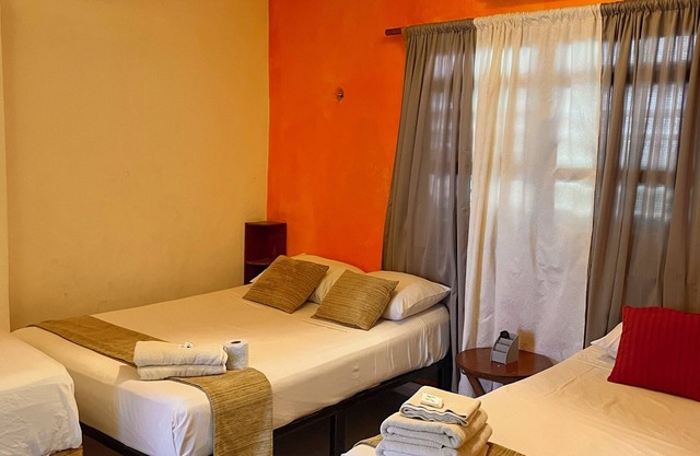 Private apartment up to 5. A/C, TV, Wi-Fi, fridge, kitchen and living room. Steps from the beach.