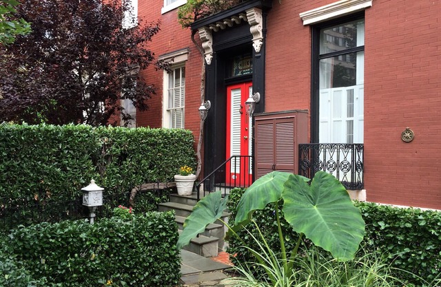 Private Apt. in Historic Home: Walk to Monuments, Museums & Convention Center.