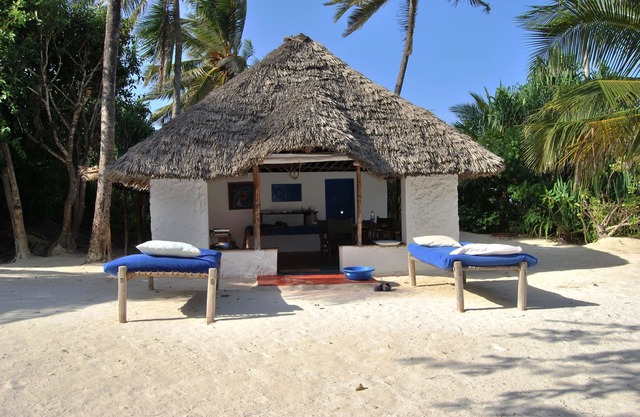 PRIVATE BEACH Bungalow ZERO MIN BEACH 1 doubl bed in bedroom + 2 in sitting room