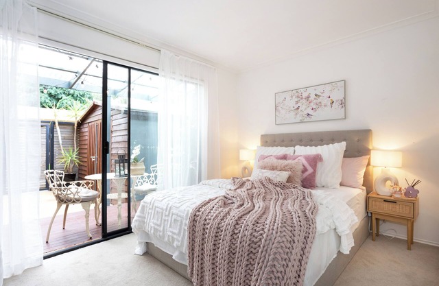 Private, Bright & Cozy 2BR Retreat in Bentleigh | Steps to Train, Park & Shops