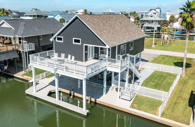 Private Canal Home w/Boat Dock, Slip, 2 Living Areas - Fish from the Deck!