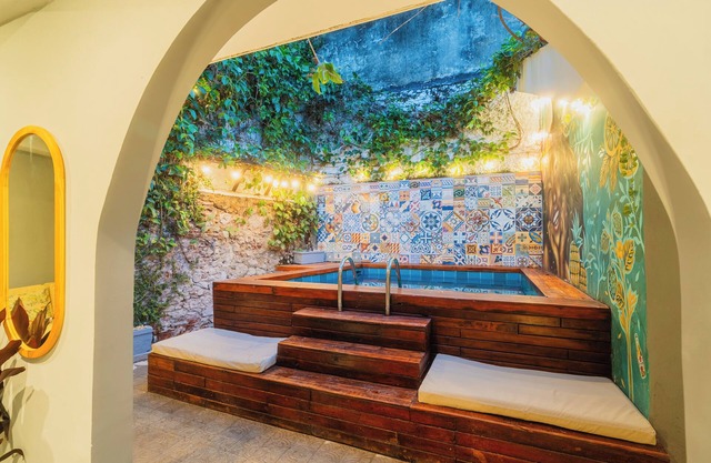 Private Colonial House 8 Bedrooms with Pool