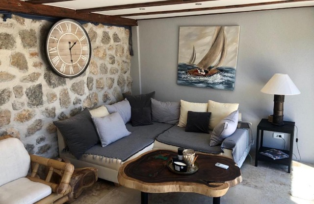 Private Cottage in olive grove with heated Pool