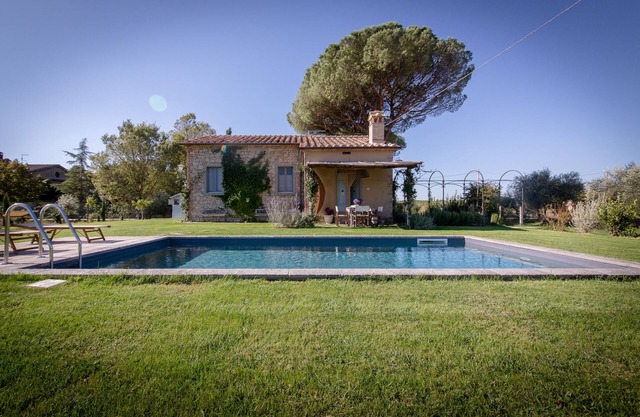 Private cottage in the countryside with 2BR and 2BA, private pool