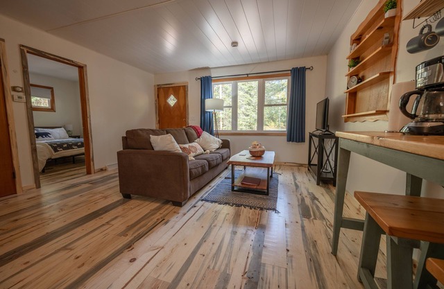 Private cottage in the woods along the Somo River, on the trails!