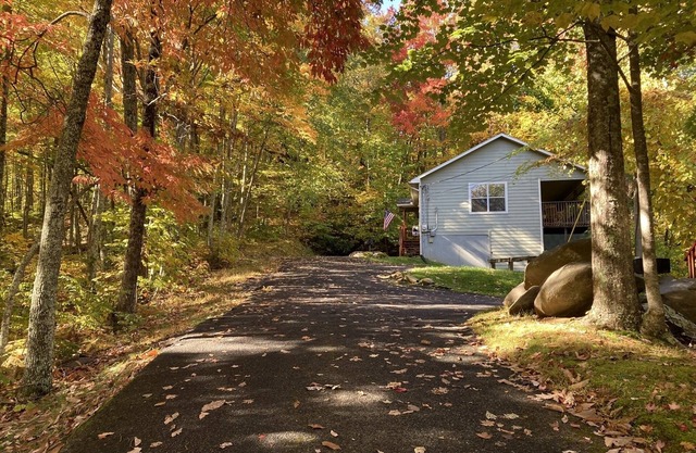 Private Couple’s Mtn Getaway;Borders GSMNP;Seasonal Mtn Views;Owner Operated