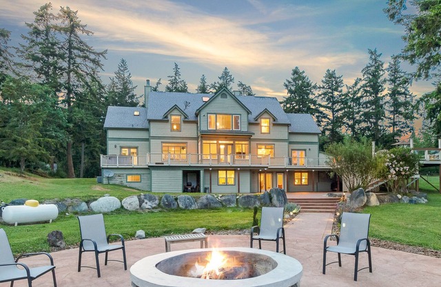 Private Estate! 5 Acres! Hot Tub! Near Downtown! (MYISLHR)