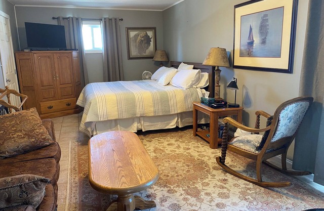 Private guest suite with a king bed, in a country home, minutes from Wetaskiwin.