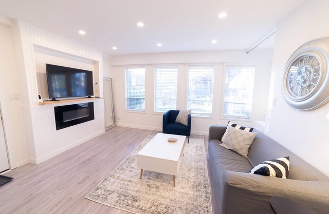 PRIVATE - Guest Suite in Renfrew Heights near skytrain, bus, groceries, parks