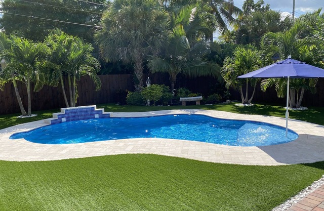 Private Heated Pool, Less than 10 Minutes to Beach and Downtown West Palm Beach!