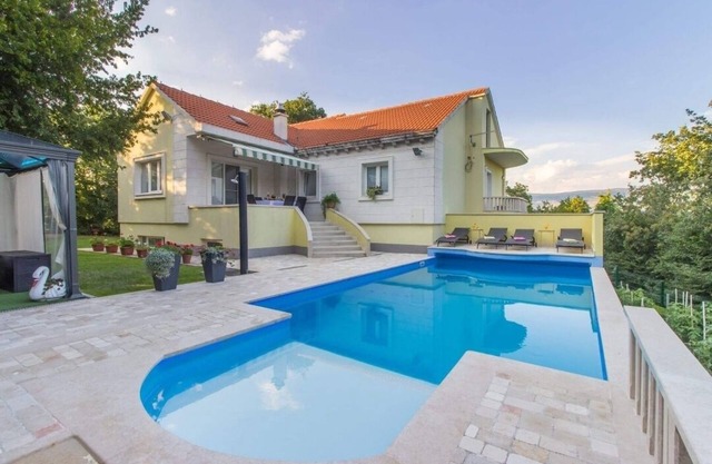 Private holiday house with private pool up to 7 persons