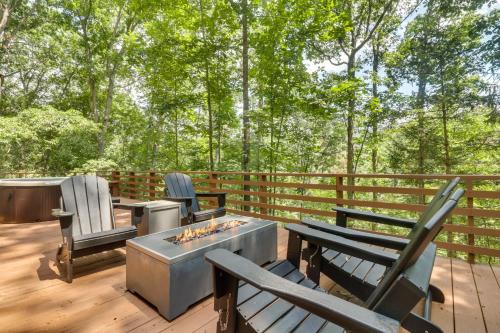Private Hot Tub and Fire Pit Family Broadway Cabin