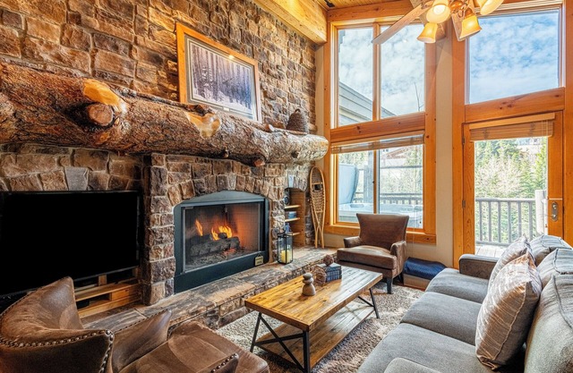 Private Hot tub & BBQ, Shuttle! Luxury Amenities & walk to lifts