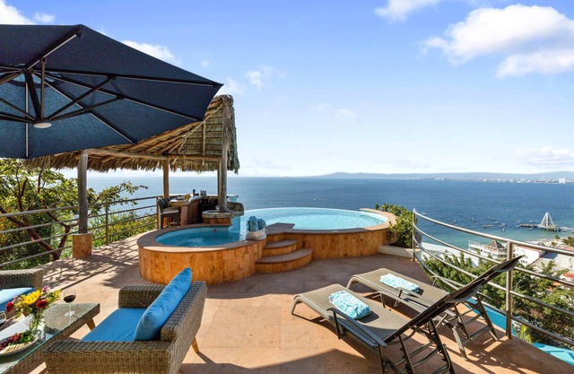 Private Infinity Pool Villa, Amazing Ocean Views, Sunsets, Palapa Bar & More!