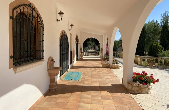 Private Villa with large gardens, pool and swim up bar