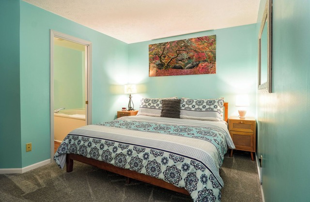 ⛰Private Jacuzzi 2BR/2BA Condo 15min walk to Downtown, Beautiful Balcony Views!