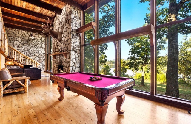 PRIVATE Lakefront Cabin~HOT TUB~Pool Table~Close to Branson!