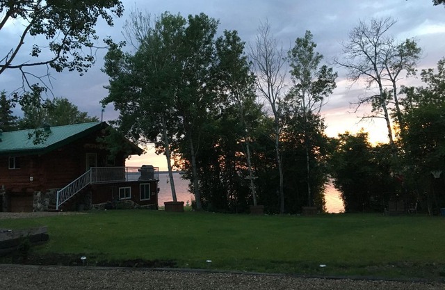 Private Lakefront Log Cabin with private Dock