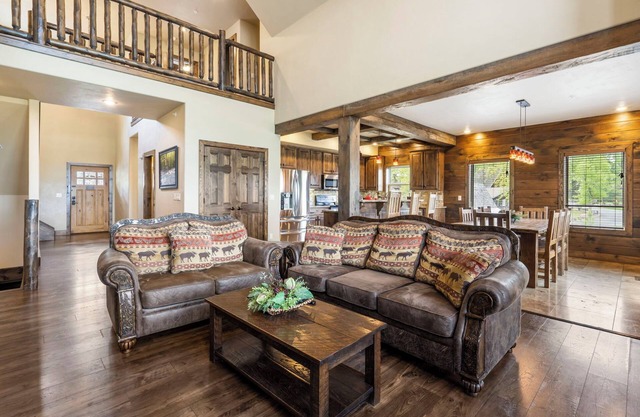 Private LUXURY-Lakefront Villa C-Resort POOL/LAZY RIVER-2Mi to SDC-Dock