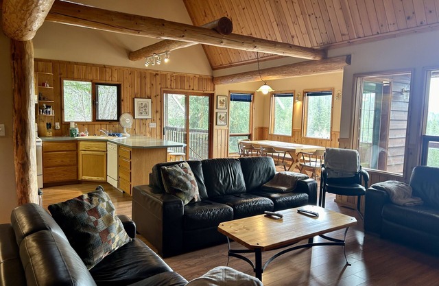Private Mabel Lake Cottage! Lake activities, golf, hiking, pickleball and more!