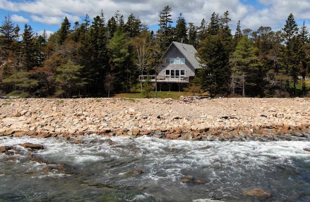 PRIVATE OCEANFRONT GETAWAY - LARGE DECK, STUNNING VIEWS, JUST STEPS TO THE OCEAN