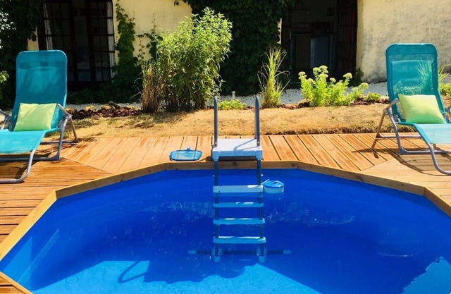 PRIVATE POOL! Old Barn. With Stunning Views of the Chateau and the Valley