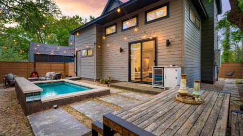 Private Pool Firepit Patio Steps to East Austin Dining Music Art Murals