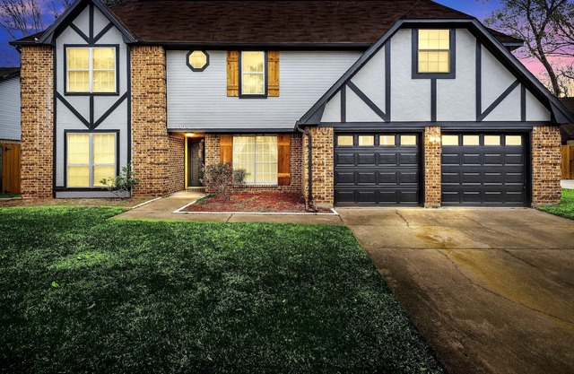 Private Pool, Hot Tub, Makeup Station, 75" TV, 5 Bedrooms, Fenced In Back Yard.