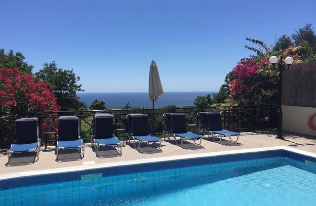 Private pool & Sleeps up to 10 People, Great seaviews