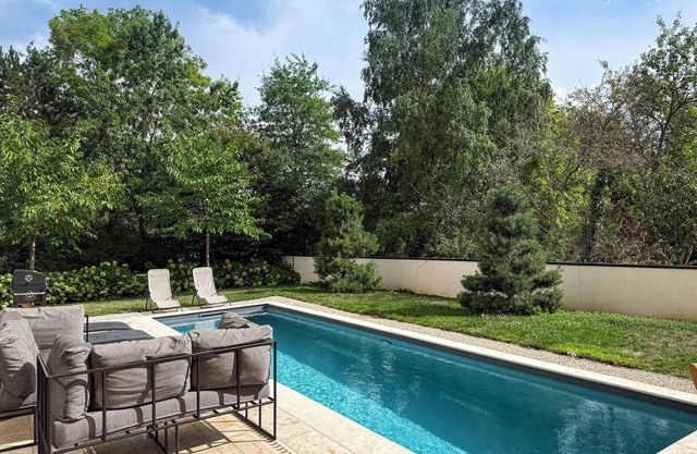 Private pool villa for up to 8 guests – near Loire Valley castles, 2h from Paris