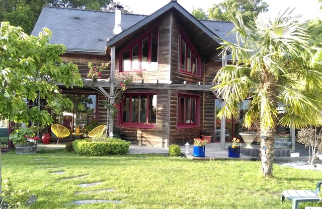 Private, quiet accommodation in architect-designed house with pool, spa, private garden