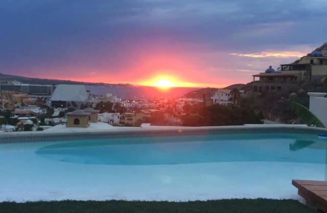 Private, quiet King Master bed & bath sep. entrance in private home -Pedregal.