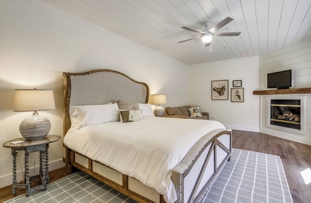 Private Room 2 & Bath, 10 Acres, Lake Access