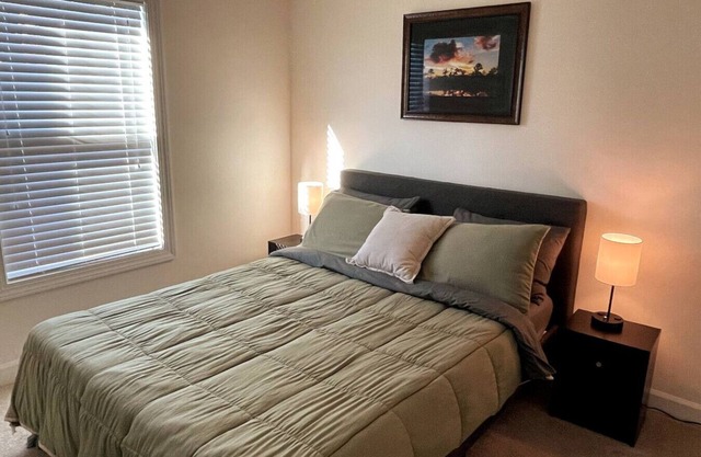 Private Room in Spacious & Modern Townhouse