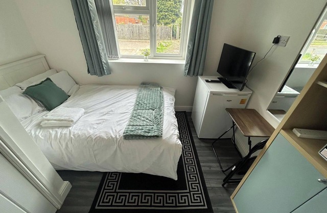 Private Room with Ensuite Bathroom & Free Parking