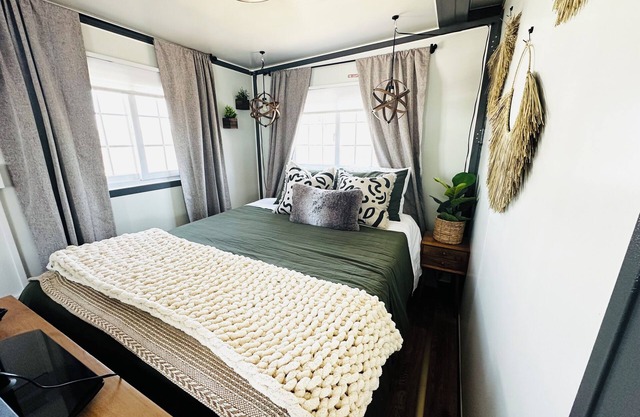 Private, Spacious Studio BoxHouse with Office: Queen Bed with Office