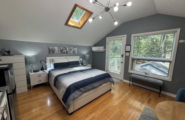 Private Studio Apartment with Treehouse Views - Deer Treehouse