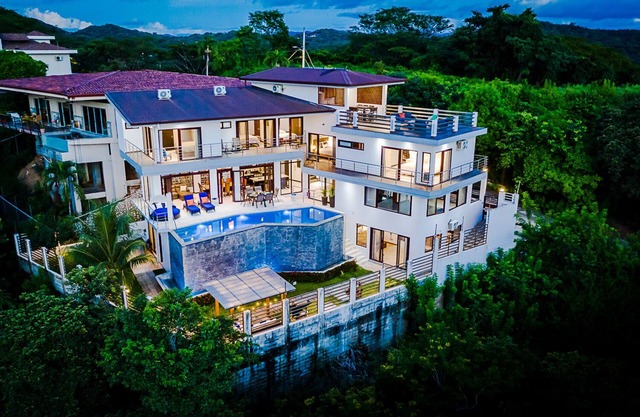 Private, Stunning Ocean Views, Close to Everything, Breakfast Prep Included