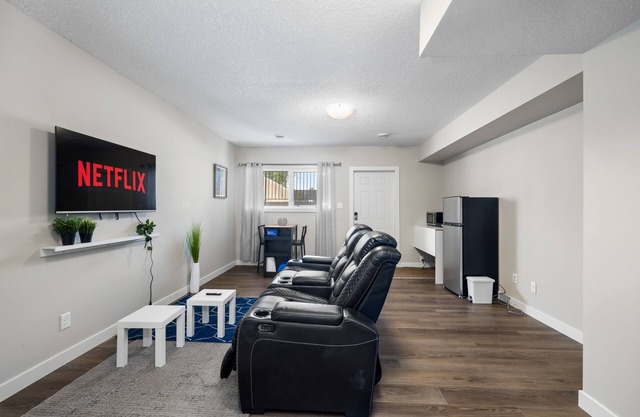 Private Suite*Fenced Yard*WEM*Free Parking*Wi-Fi