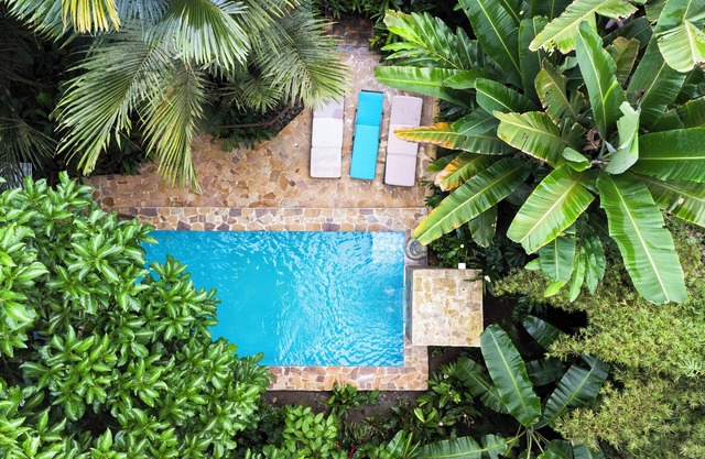 Private Villa Hot Jacuzzi&Pool, nMagic Jungle Garden, steps from amenities&beach