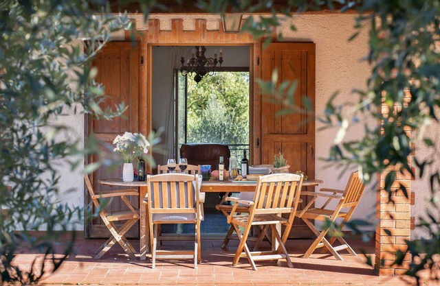 Private Villa with private pool, A/C, WIFI, TV, patio, pets allowed, panoramic view, close to Arezzo