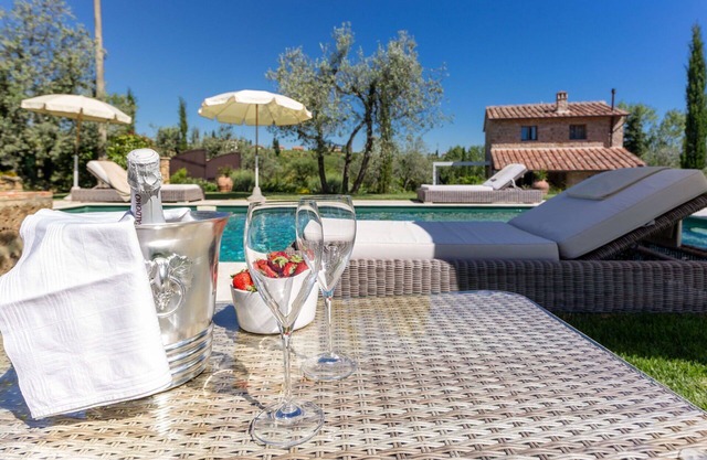 Private Villa with WIFI, A/C, private pool, TV, terrace, pets allowed, close to San Gimignano